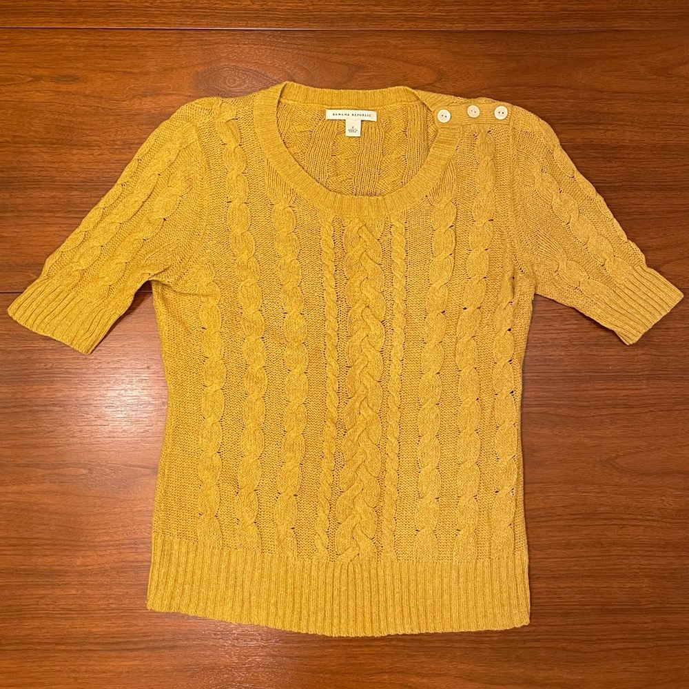 BR lightweight short sleeve sweater small buttons